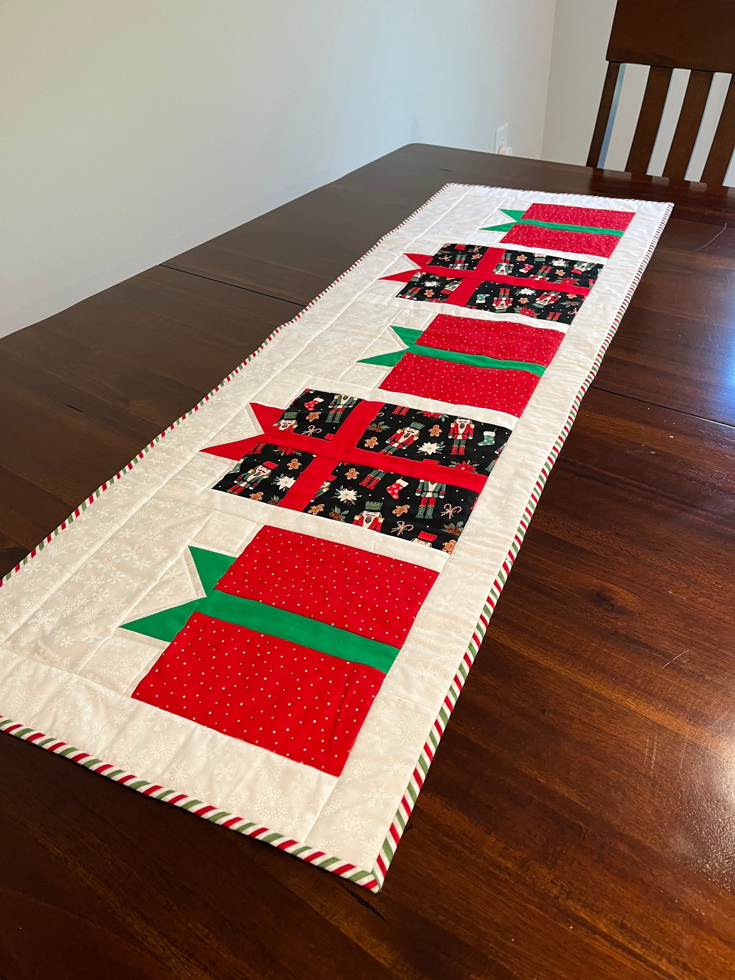 Table Runner, Christmas Presents